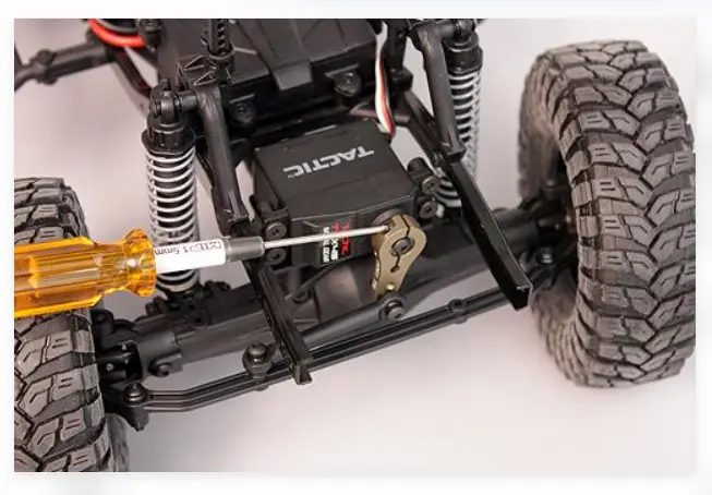 Centering a replacement steering servo before attaching the servo horn on an RC crawler